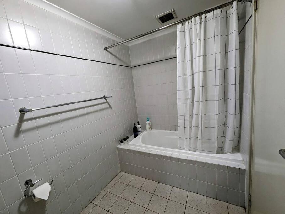 City & Lakeside With Free Parking, Pool And 10 Mins Walk Into The City Перт Екстер'єр фото