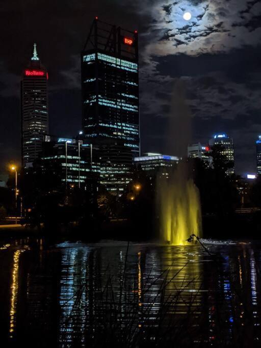 City & Lakeside With Free Parking, Pool And 10 Mins Walk Into The City Перт Екстер'єр фото