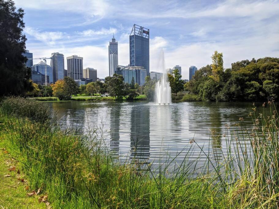 City & Lakeside With Free Parking, Pool And 10 Mins Walk Into The City Перт Екстер'єр фото