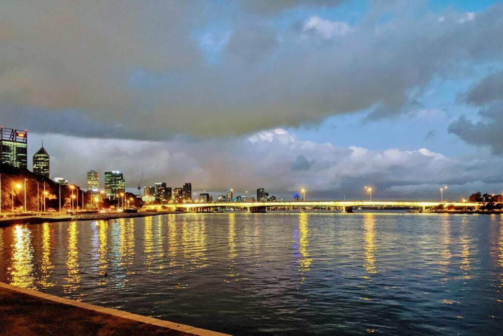 City & Lakeside With Free Parking, Pool And 10 Mins Walk Into The City Перт Екстер'єр фото